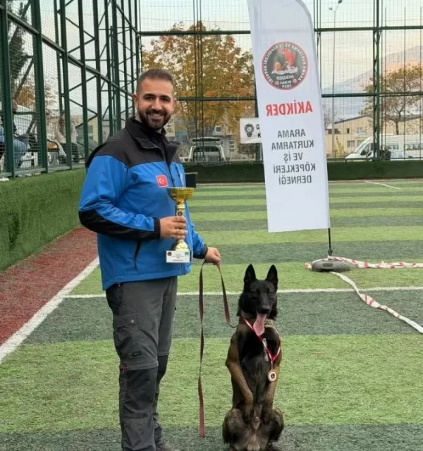 Eği̇ti̇m Merkezi̇nden Yarişma Sinav Köpekleri̇